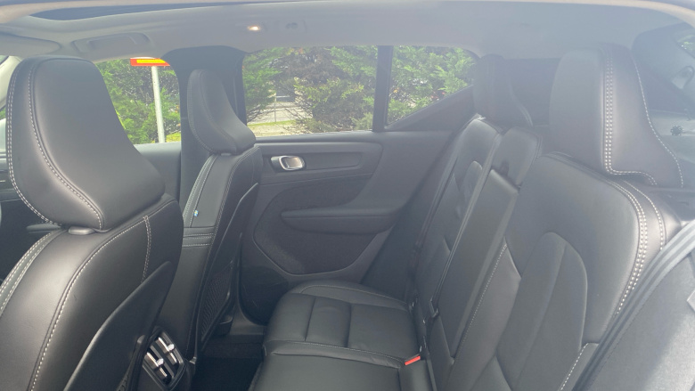 Volvo XC40 2.0 B4P Ultra Dark 5dr Auto Petrol Estate